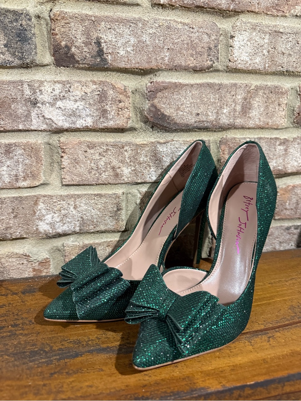 Betsey Johnson Emerald Green sparkly Pointed-Toe Bow heels